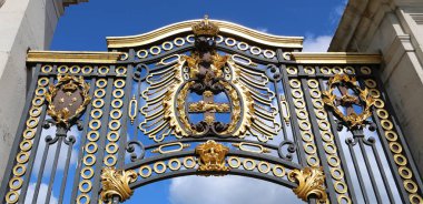 Londra, İngiltere -23 Mayıs 2016: Buckingham Sarayı'nın kapıları