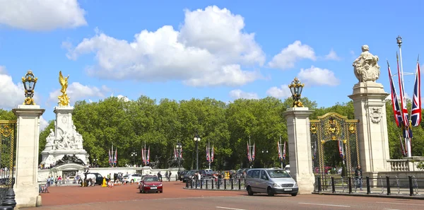 London, Great Britain -May 23, 2016: The Victoria Memorial, a mo — Stock Photo, Image