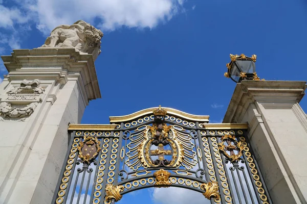 Londres, Gran Bretaña - 23 de mayo de 2016: puertas del palacio de Buckingham — Foto de Stock