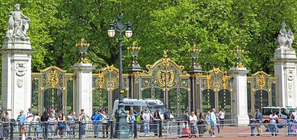 Лондон, Великобритания - 23 мая 2016 г.: ворота Букингемского дворца — стоковое фото