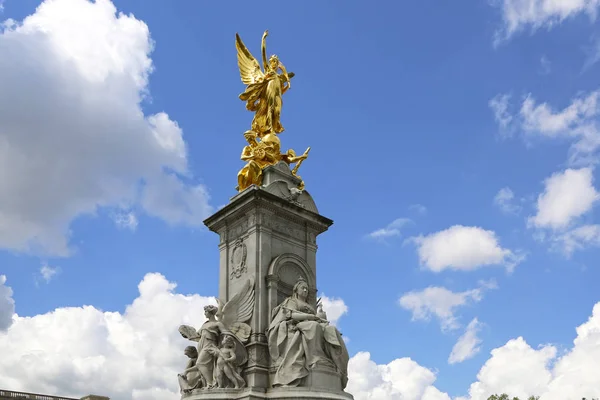 London, Great Britain -May 23, 2016: The Victoria Memorial, a mo — Stock Photo, Image