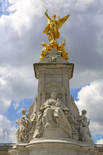 Londres, Gran Bretaña - 23 de mayo de 2016: El Victoria Memorial, un mes — Foto de Stock