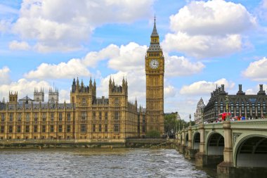 Londra, Büyük Britanya -22 Mayıs 2016: Big Ben ve Westmin görünümü