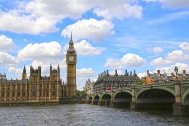 Londra, Büyük Britanya -22 Mayıs 2016: Big Ben ve Westmin görünümü
