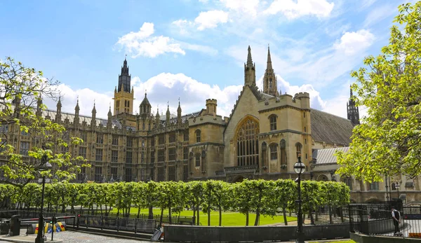 Londres, Gran Bretaña - 22 de mayo de 2016: vista del Palacio de Westminster — Foto de Stock