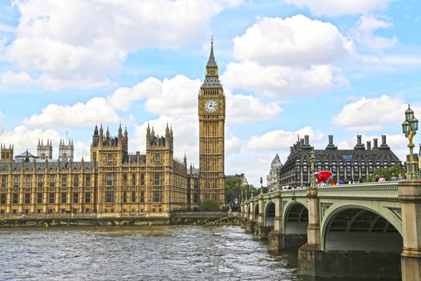 Londra, Büyük Britanya -22 Mayıs 2016: Big Ben ve Westmin görünümü
