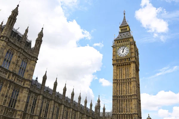 Londres, Gran Bretaña - 22 de mayo de 2016: vista del Big Ben y Westmin — Foto de Stock