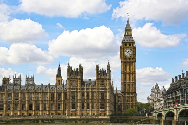 Londres, Gran Bretaña - 22 de mayo de 2016: vista del Big Ben y Westmin — Foto de Stock