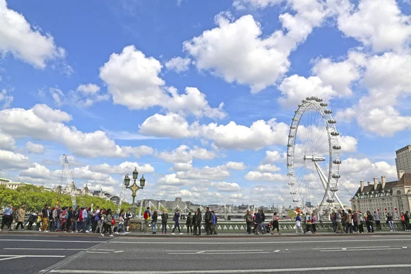 Londen, Groot-Brittannië-22 mei 2016: mensen op de Westminster — Stockfoto