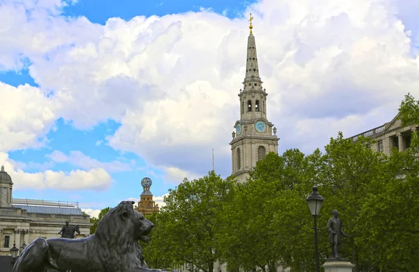 Londres, Gran Bretaña 23 de mayo de 2016: Estatua del león, Trafalgar Square — Foto de Stock