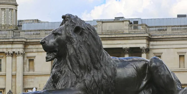 London, Storbritannien-23 maj 2016: lejon statyn — Stockfoto