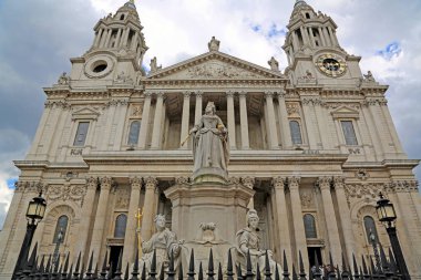 Londra, İngiltere - 23 Mayıs 2016: Saint Pauls Katedrali