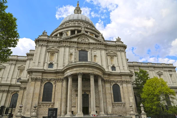 Londra, İngiltere - 23 Mayıs 2016: Saint Pauls Katedrali