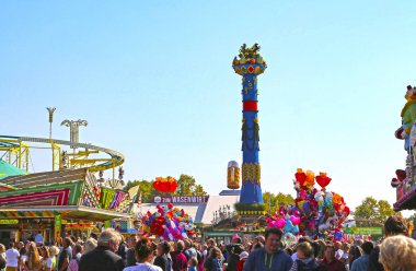 Stuttgart, Almanya - 30 Eylül 2018: bira festivali, fuar alanı