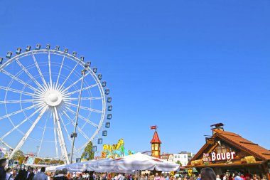 Stuttgart, Almanya - 30 Eylül 2018: bira festivali, fuar alanı