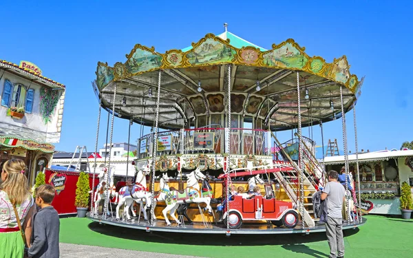 Estugarda, Alemanha-30 de setembro de 2018: festival da cerveja, parque de diversões — Fotografia de Stock