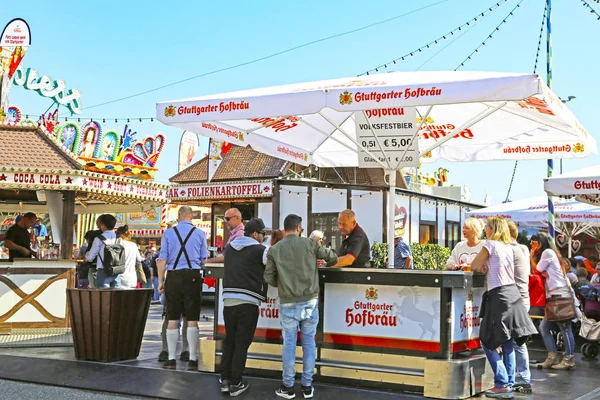 Estugarda, Alemanha-30 de setembro de 2018: festival da cerveja, parque de diversões — Fotografia de Stock