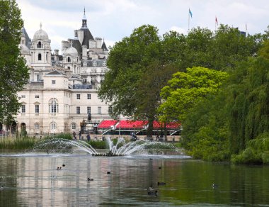 Londra, İngiltere - 22 Mayıs 2016: St. James Parkı 'nda çeşmeli bir göl, ilkbahar günü taze yeşillikler