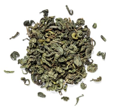 Kuru yeşil çay yaprakları beyazın üzerinde izole. Üst görünümü kapat