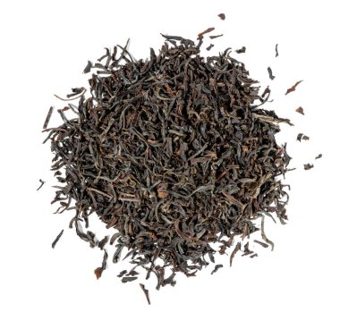 Kuru siyah çay yaprakları beyazın üzerinde izole. Üst görünümü kapat