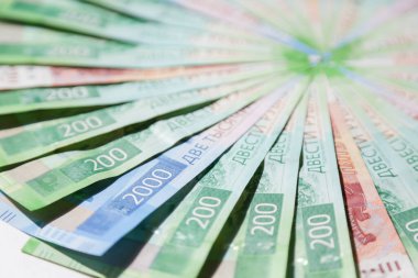 Rus parası. 200, 2000 ve 5000 rublelik banknotlar yelpaze şeklinde.