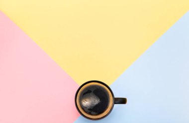 Geometri pastel arka planında bir fincan taze kahve.