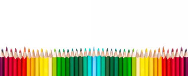 Beyaz arkaplanda izole edilmiş renkli kalem satırları