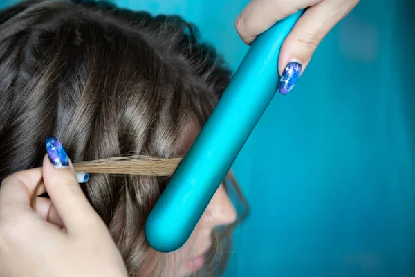 Hair Stylist Makes Curls Hair Straightener Working Process Close — Stock Photo, Image