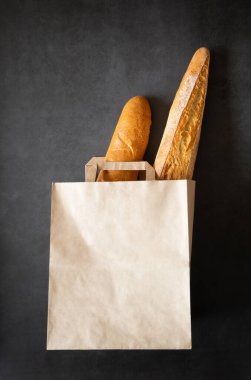 İki baget, saplı bir kesekağıdının içinde. Kese kâğıdı kullanarak çevreyi korumak