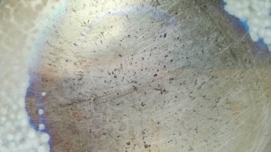 Alüminyum alaşım yüzeyi arka plan olarak kullanılmaktan çizilmiştir.