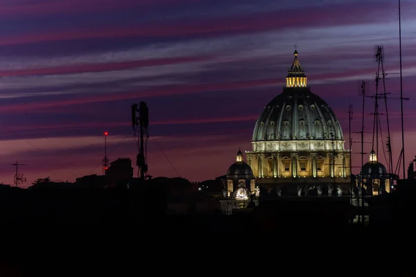 バチカン市国の劇的な夕日で聖ペテロ大聖堂の礼拝堂 都市景観の中で — ストック写真