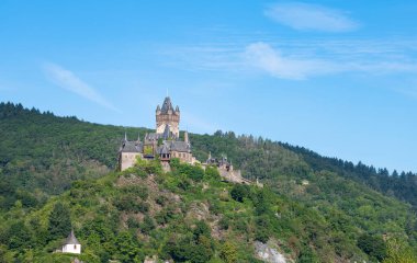 Cochem imparatorluk kalesi, dağdaki tepe taşı, Moselle Vadisi, hava manzaralı Mosel nehri, Almanya, orta yaşlı gotik anıt, tarih. 