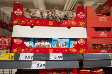 5 Eylül 2025 'te Trier, Almanya' da bir süpermarkette zencefilli ekmek, tarçın yıldızı, spekülasyon ve domino gibi Noel tatlısı çeşitleri