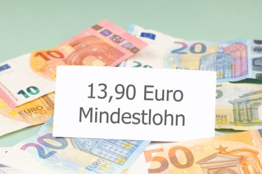 Asgari ücret artışı, Almanca 'da Mindestlohn, yüksek yaşam maliyetleri, işçiler ve çalışanlar daha yüksek gelir, enflasyon, pahalı gıda ve konut, sosyal sorun 