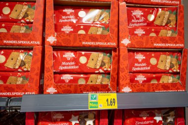 Yılbaşı tatlıları, fındık ve bademli tarçın yıldızları Trier, Almanya 'da bir süpermarkette, 5 Eylül 2025