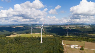 Almanya, orman ve tarım alanlarında yenilenebilir enerji, rüzgar türbini parkı, teknoloji, çevre ve ekosistemin genişletilmesi