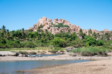 Hampi 'de kayaları olan Tungabhadra nehri, Hippie adası manzarası, Güney Hindistan, Karnataka, seyahat yeri