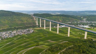Moselle Köprüsü, Mosel Nehri Vadisi Zeltingen Rachtig, Bağdan geçen otoyol, Alman otobanı, hava manzarası