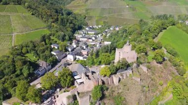 Saarburg kalesi, Saar nehri kıyıları, etrafını saran üzüm bağları tepeleri, Rhineland Palatinate, Almanya