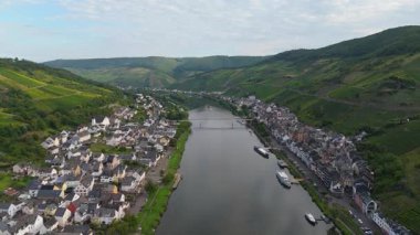 Zell köyü, Moselle nehri, Zeller Hamm, Mosel vadisi manzarası, Rhineland Palatinate, Almanya, üzüm bağı dağı.