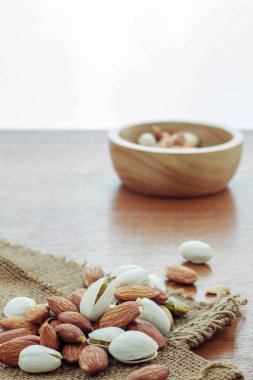 Badem çul ve bir kase.