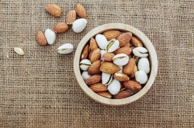 Badem çul üstten görünüm görüntüsü ile bir kase içinde.