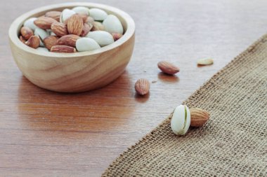 Yas ve ahşap zemin badem.