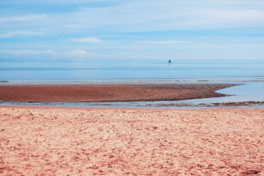 Mavi deniz ile sahilde kat.