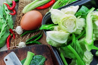 Lahana ve yumurta ahşap zemin üzerinde yemek hazırlamak.