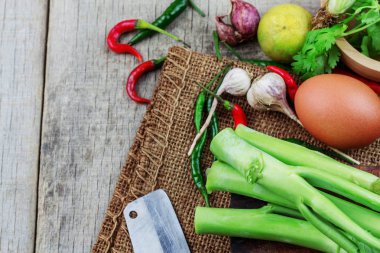 Kale ve yumurta ahşap zemin üzerinde yemek hazırlamak.
