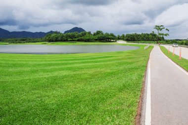 Çim ve gölet Park yolu ile.