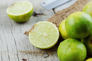 Eski ahşap zemin üzerinde kesilmiş limon dilimleri.