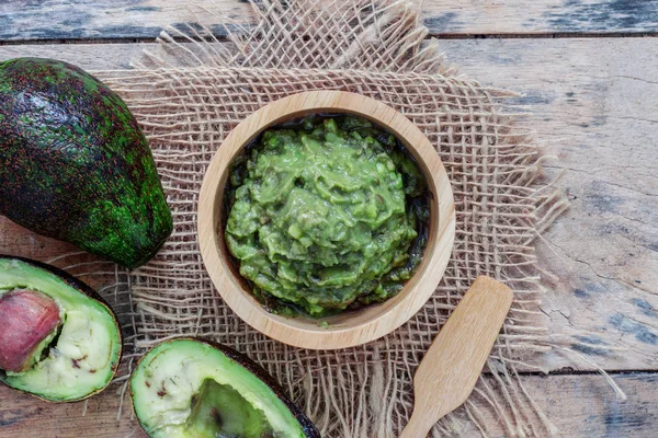 Avocado Dalam Mangkuk Kayu Atas Meja — Stok Foto