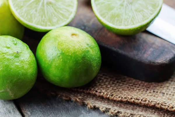 Kireç yeşili eski ahşap zemin üzerinde.